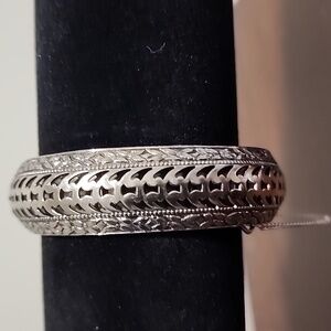 Vintage Elegant Silvertone Bangle Bracelet Resembling Triari Design.